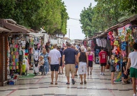 El mercadillo de los 'hippies', lleno de turistas en un día de verano.