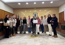 Representantes de la asociación y del hospital en el Ayuntamiento.