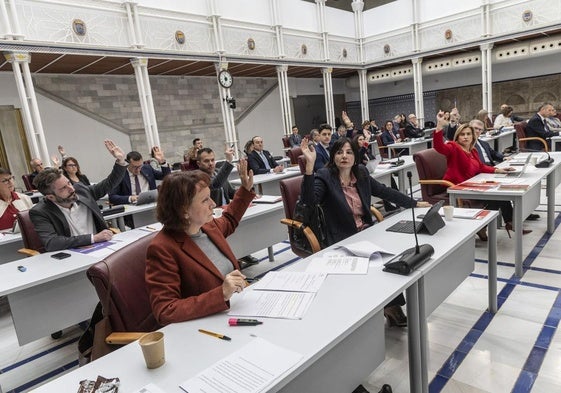 Votación durante una sesión de pleno en la Asamblea Regional, que esta próxima semana arranca el nuevo periodo de sesiones.