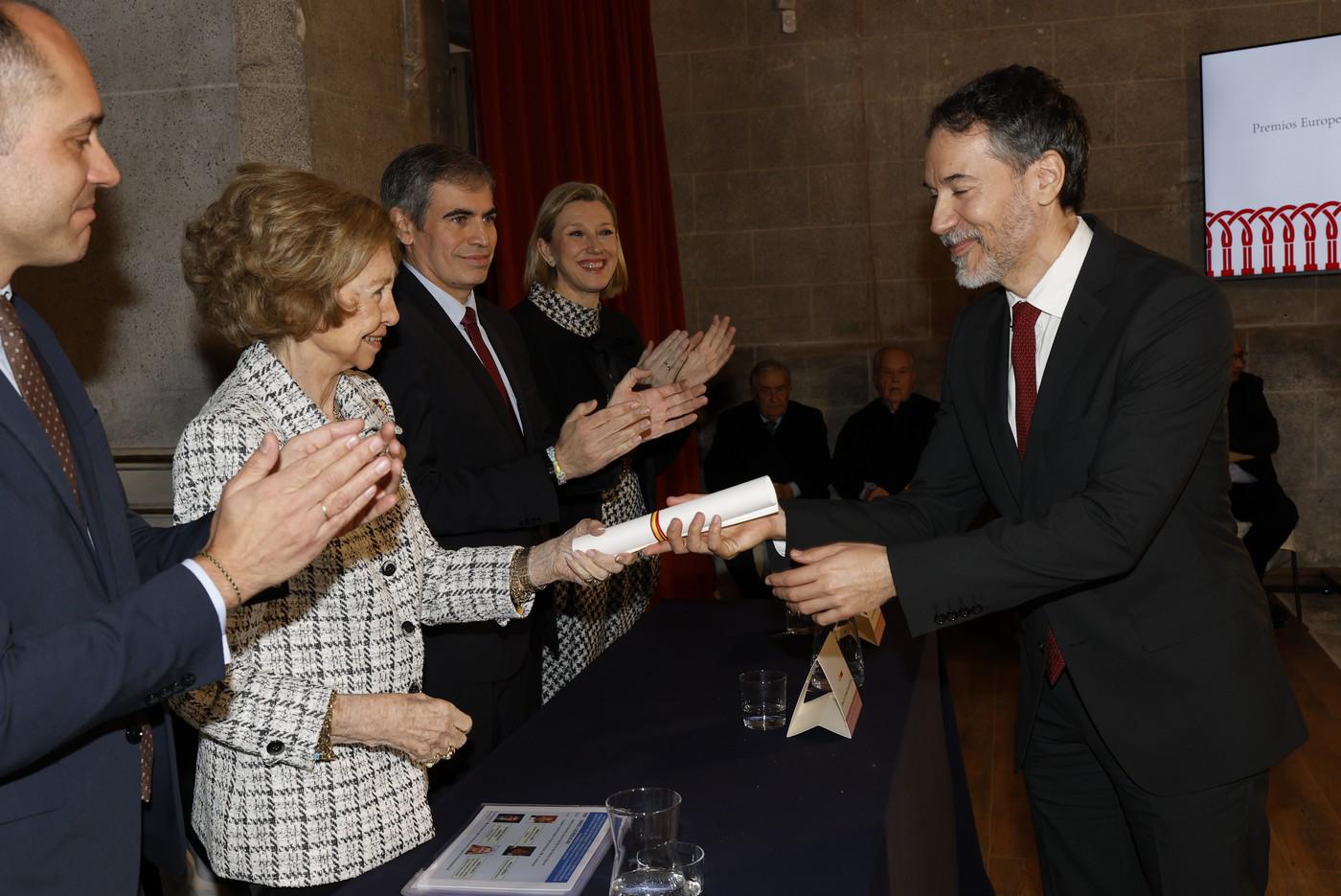 Pablo Carbonell recogiendo el premio