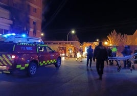 Policías y efectivos de Emergencias, en la madrugada de este sábado junto al edificio afectado.