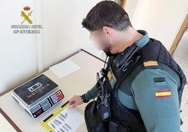 Un agente de la Guardia Civil, con las piezas incautadas.