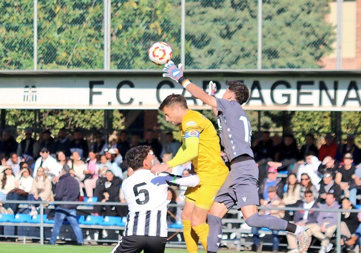 Koke, meta del Cartagena B, despeja ante Andrés Carrasco.