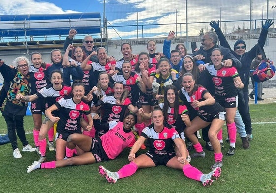 Las jugadoras del Alhama CF El Pozo celebran la victoria sobre el césped del campo de Ibaia.