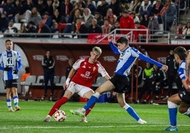 Antonio Toral intenta deshacerse de un jugador del Hércules en el derbi disputado en el Enrique Roca hace dos semanas y que cayó del lado grana por 1-0.