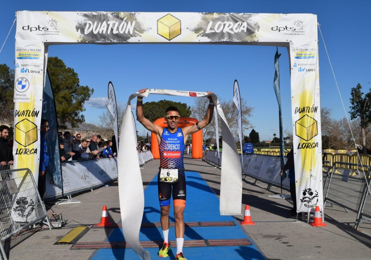 Estanislao Lorencio cruzando la meta en primer lugar.