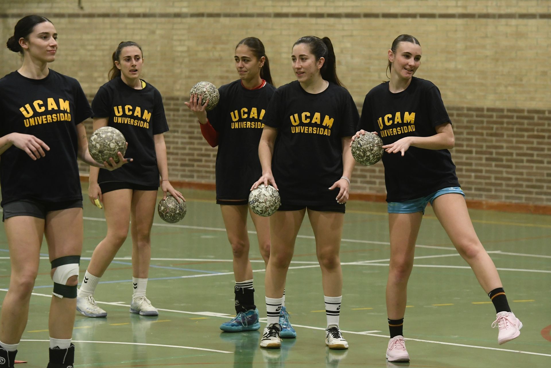 Entrenamiento del UCAM Balonmano, en imágenes