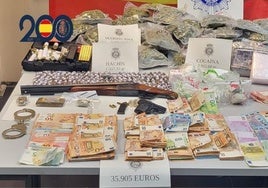 Drogas, armas y dinero en efectivo incautado durante la operación.