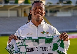 Cedric Teguía posa este lunes con la camiseta del Moreirense menos de 24 horas después de defender los colores del Cartagena.