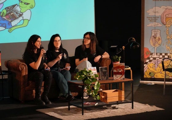 Elena Torró (izq.), Amanda Iniesta e Inés Galiano (der.), creadoras del podcast Droids & Druids, durante la pasada edición de Terramur.