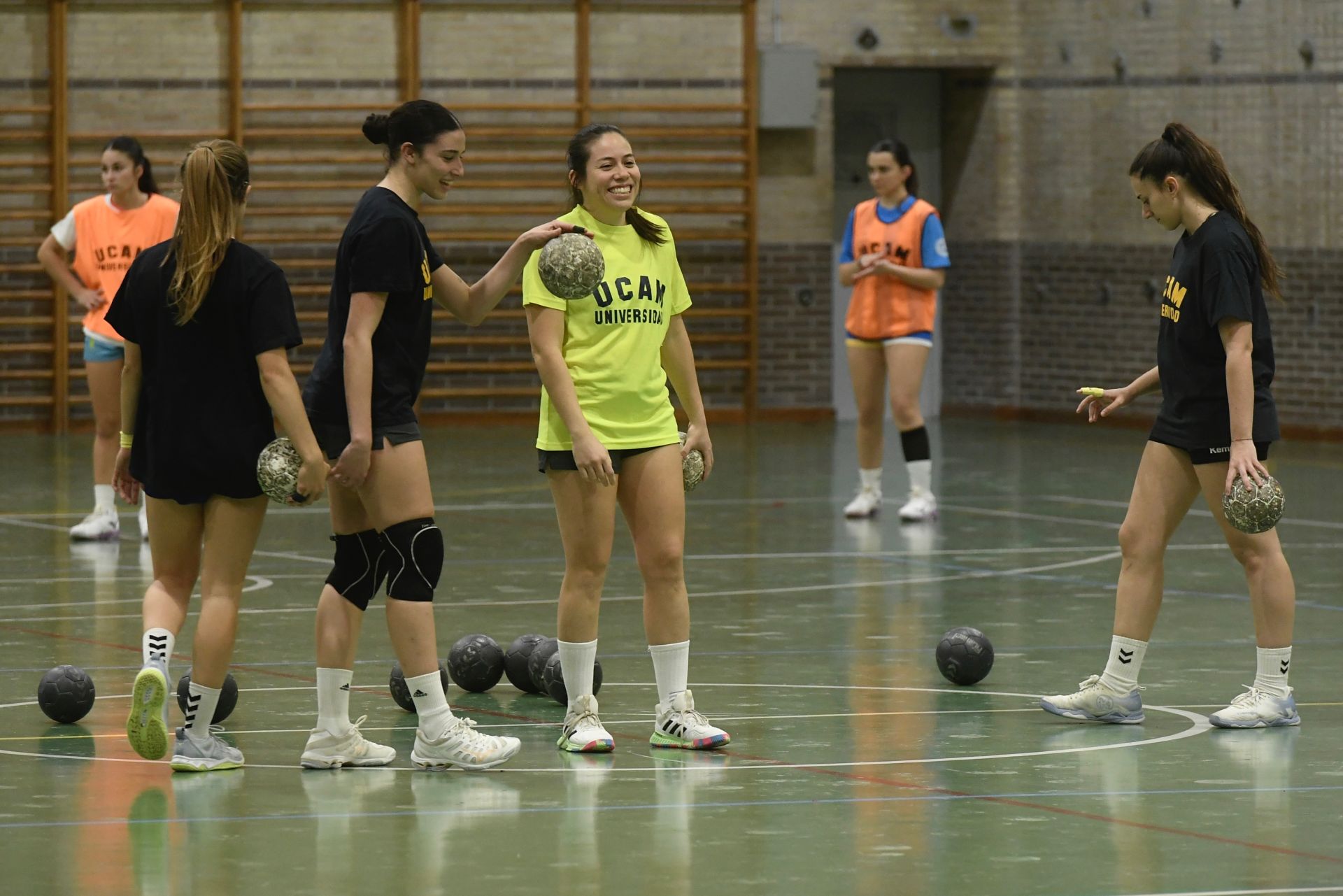 Entrenamiento del UCAM Balonmano, en imágenes