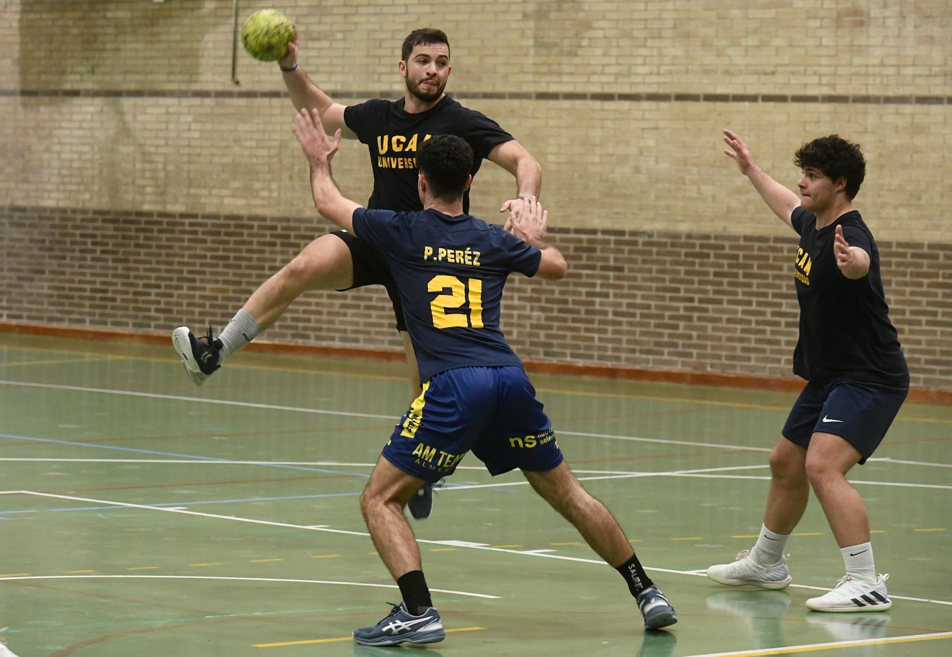 Entrenamiento del UCAM Balonmano, en imágenes