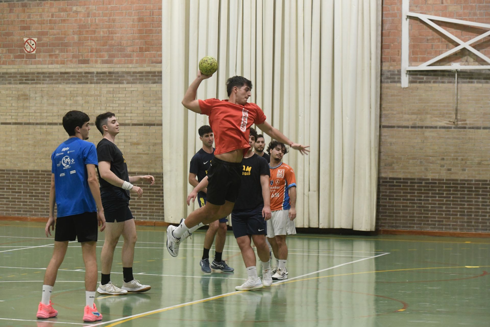 Entrenamiento del UCAM Balonmano, en imágenes