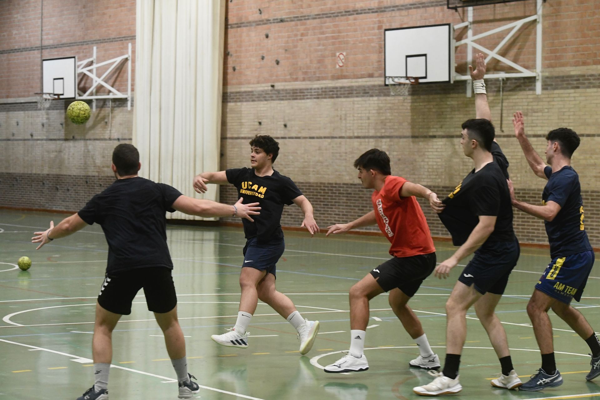 Entrenamiento del UCAM Balonmano, en imágenes