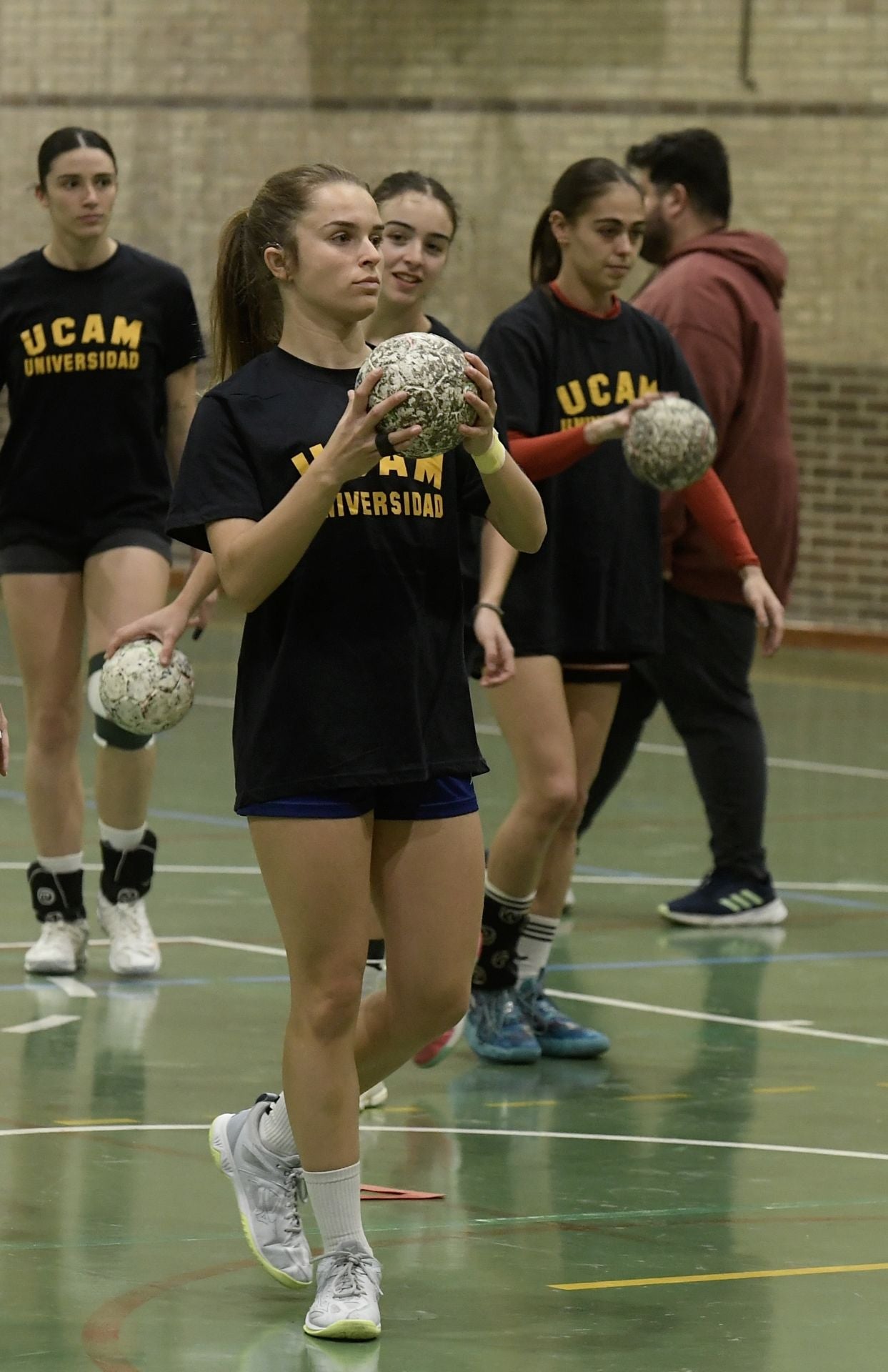 Entrenamiento del UCAM Balonmano, en imágenes