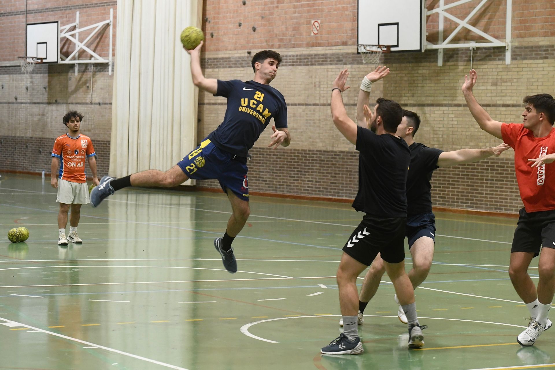 Entrenamiento del UCAM Balonmano, en imágenes