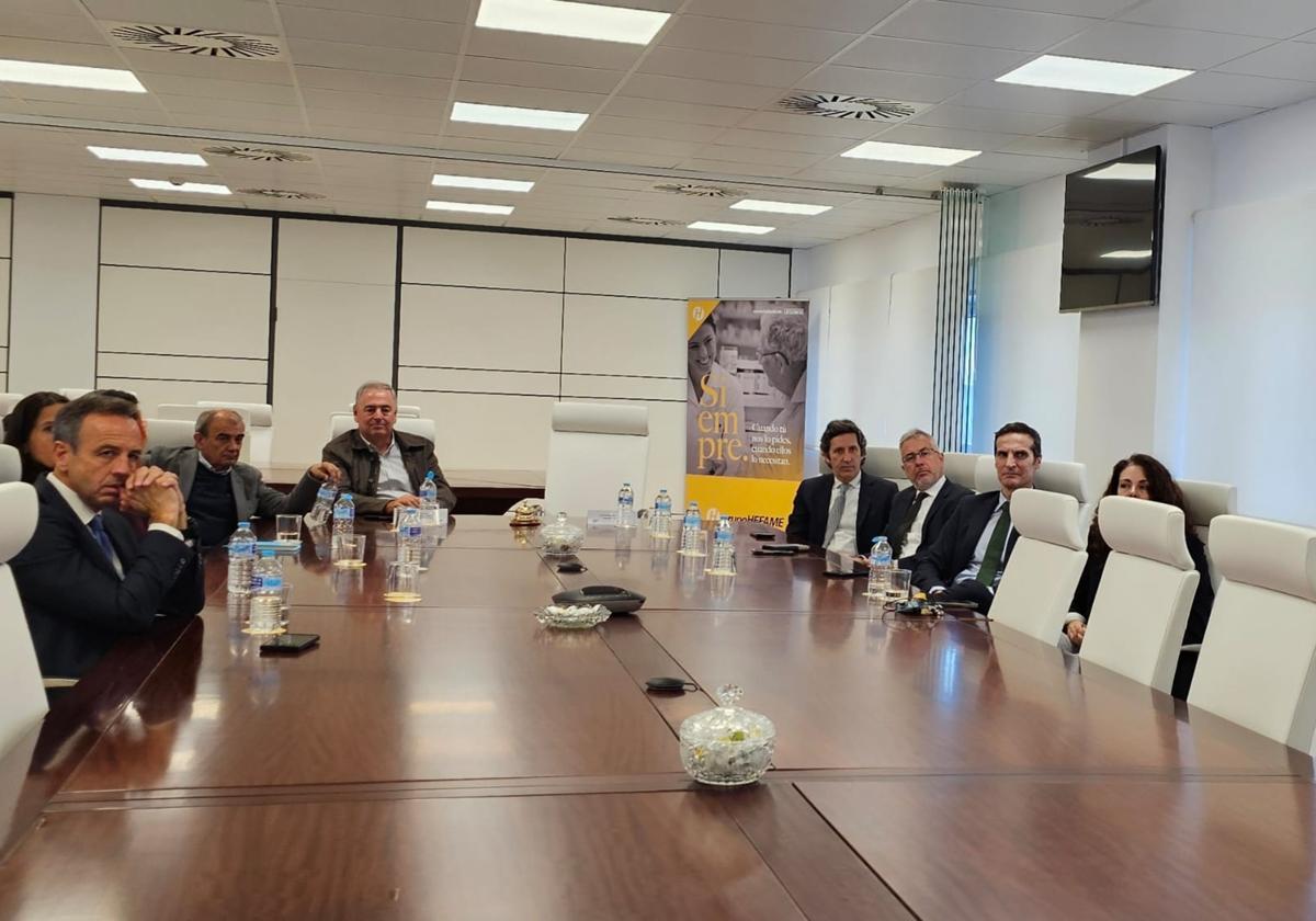 Reunión mantenida en las instalaciones de Santomera, este lunes.