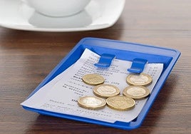 Un cliente paga la cuenta.