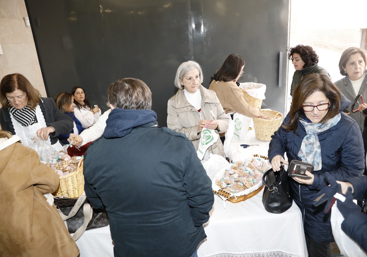 Venta de rollicos de San Blas en el edificio Raíces y Futuro frente al colegio Madre de Dios.