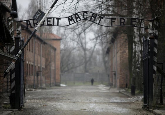 La puerta del horror. 'Arbeit macht frei' (El trabajo os hará libres) en el campo deexterminio nazi alemán de Auschwitz.