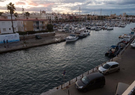 Vista general del Paseo de la Barra y del puerto deportivo de Cabo de Palos.