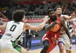 Sant-Roos, con pasado en el Nymburk, protege el balón en una entrada contra el Nanterre.