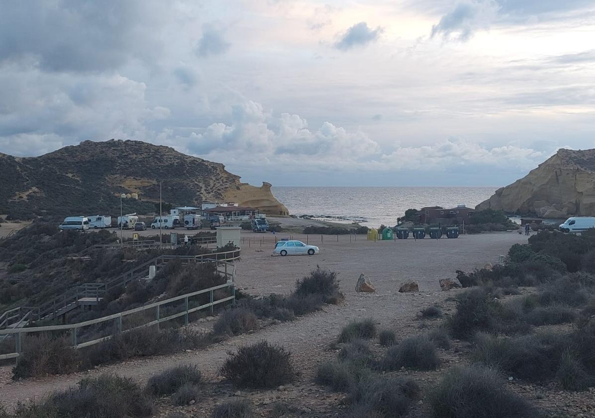 El parking de La Carolina, en Cuatro Calas (Águilas), en primer término despejado de autocaravanas.