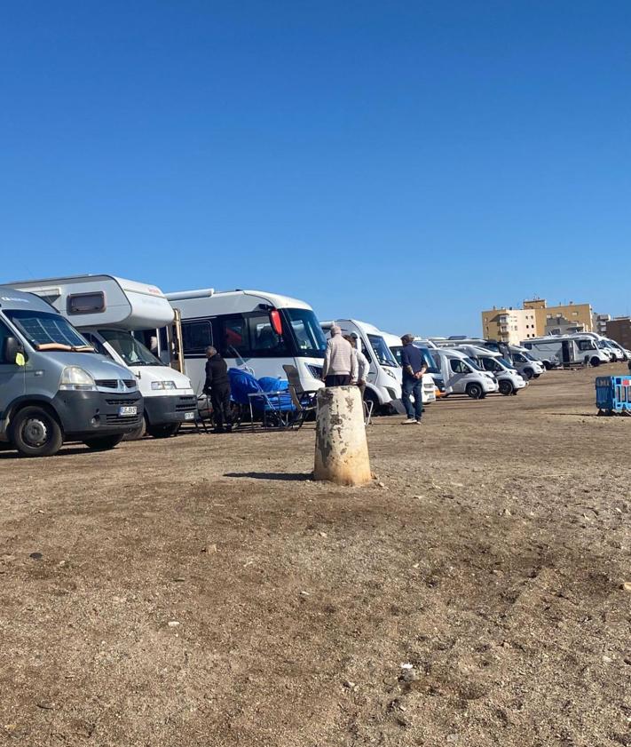 Imagen secundaria 2 - Panorámica de la playa de la Casica Verde, entre el puerto deportivo y Matalentisco, con numerosas caravanas aparcadas al borde de la playa. Detalle de algunas de las autocaravanas instaladas junto a la playa de la Casica Verde con elementos como sillas, mesas o tumbonas desplegados en el exterior.