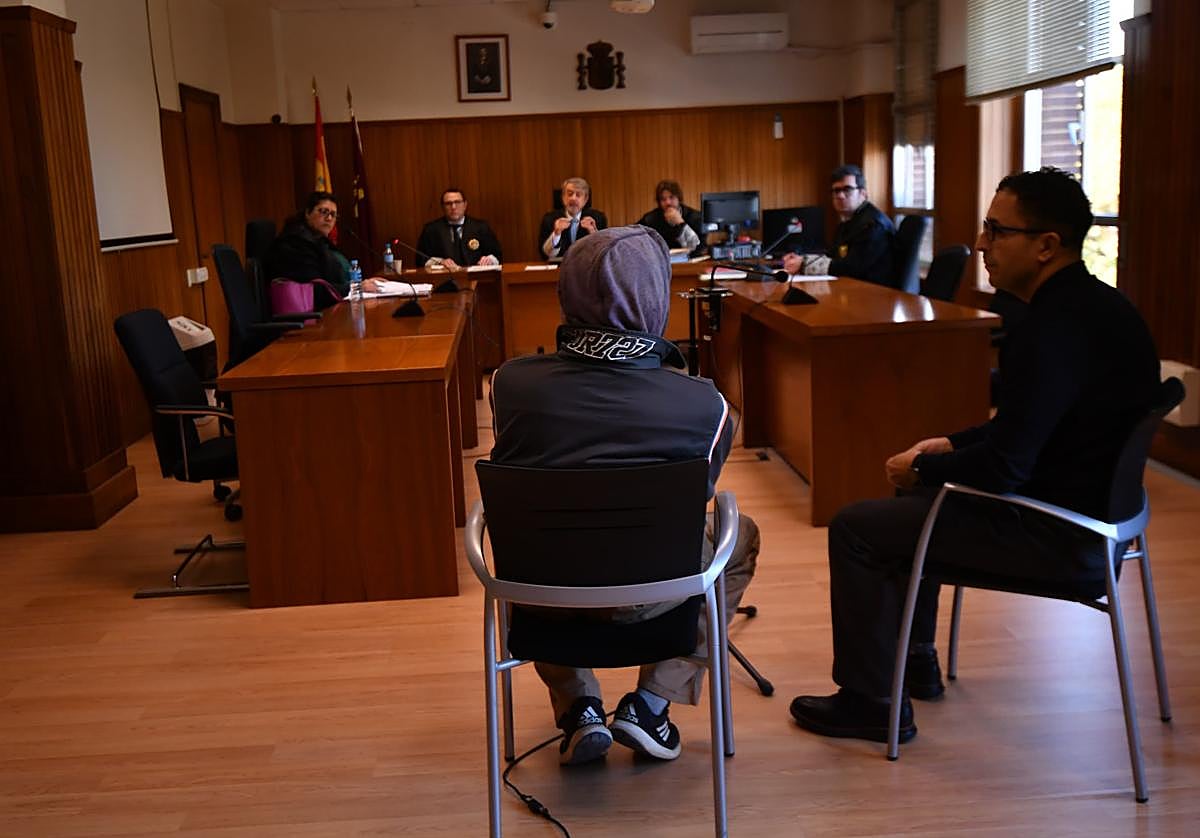 El acusado, de espaldas, este martes, en la Audiencia Provincial de Murcia.