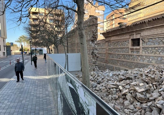 Parte del muro de la Cárcel Vieja de Murcia ya derruido, este martes.