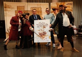 El concejal de Cultura (c) junto al director de la compañía y el elenco de actores de 'La isla del tesoro'.