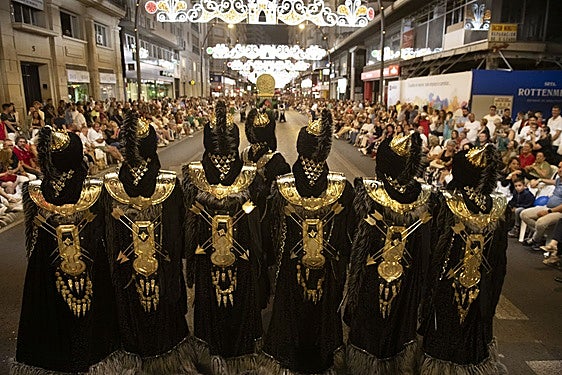 Desfile de Moros y Cristianos por la Gran Vía de Murcia, el año pasado.