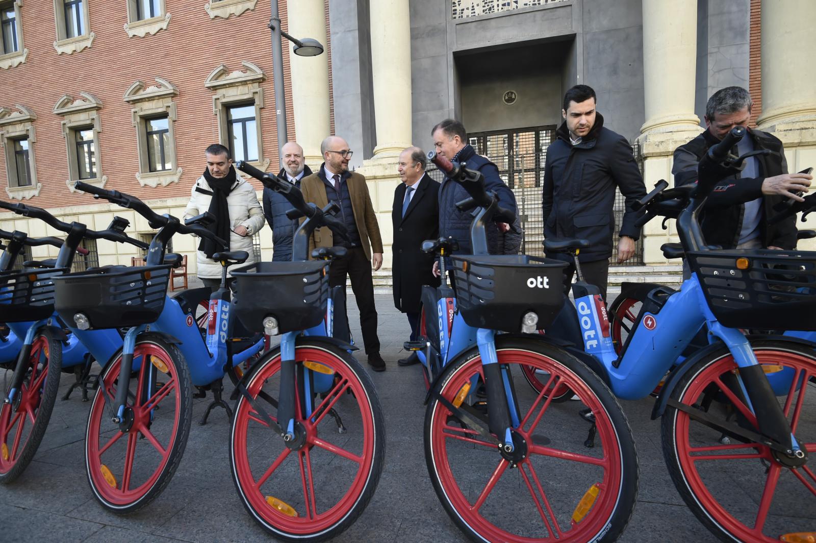 Las imágenes del estreno de las bicicletas eléctricas de alquiler en Murcia