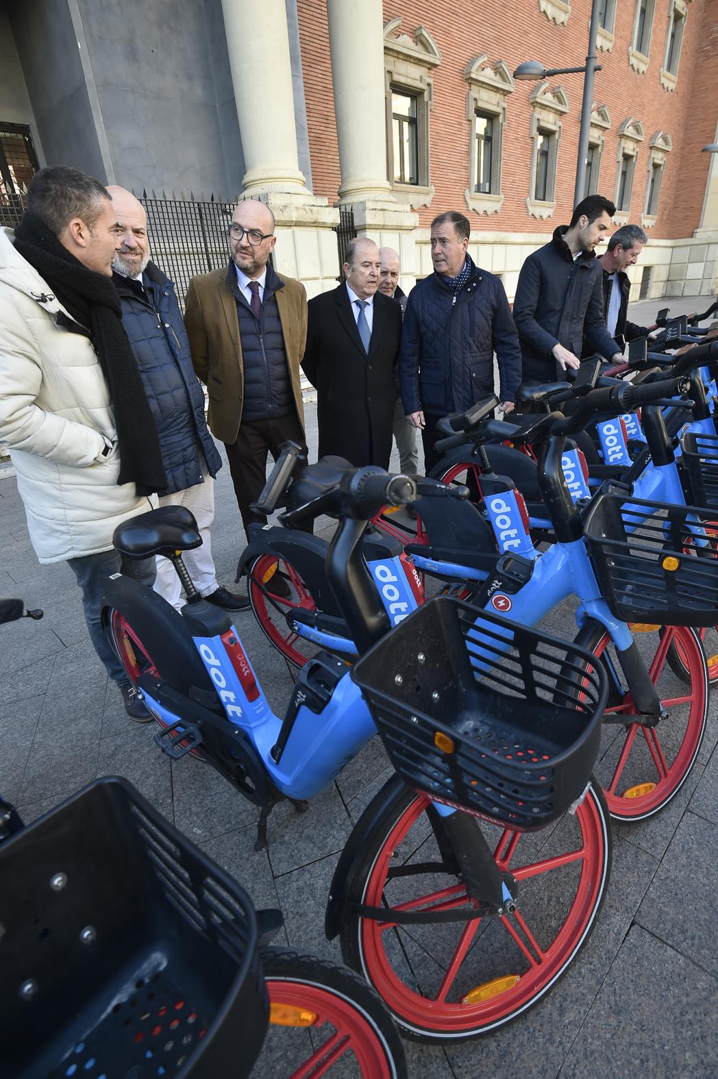 Las imágenes del estreno de las bicicletas eléctricas de alquiler en Murcia