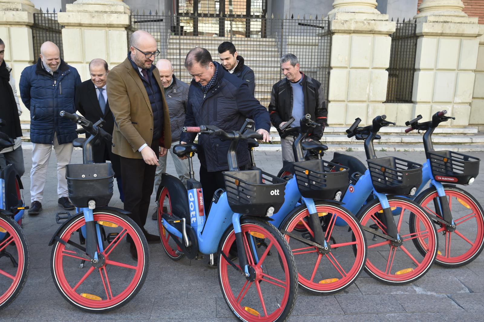 Las imágenes del estreno de las bicicletas eléctricas de alquiler en Murcia