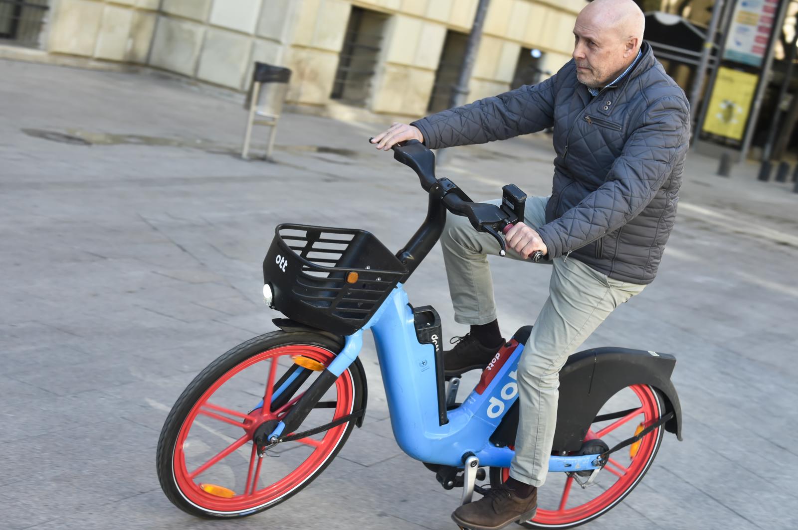 Las imágenes del estreno de las bicicletas eléctricas de alquiler en Murcia