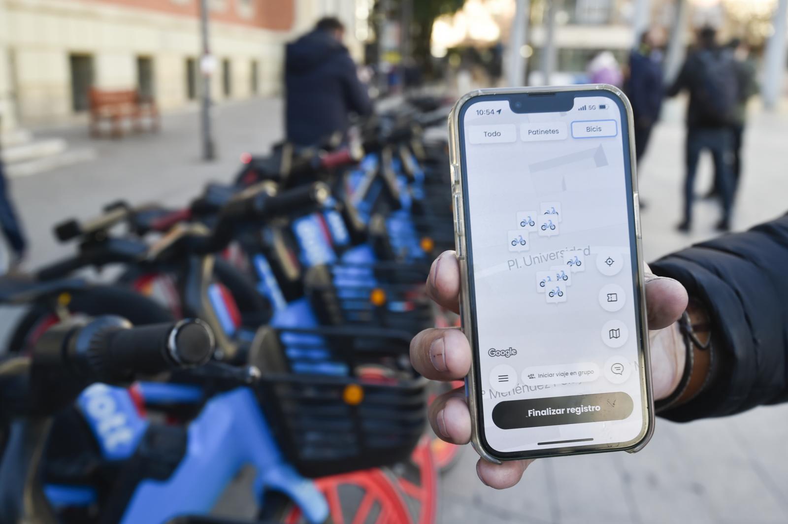 Las imágenes del estreno de las bicicletas eléctricas de alquiler en Murcia