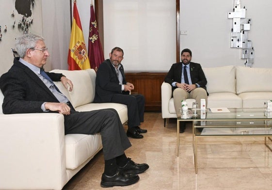 Fernando López Miras (d), ayer, con Eduardo González (c) y Manuel Molina Boix.