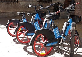 Tres de las nuevas bicicletas eléctricas aparcadas en el centro de Murcia, este miércoles.