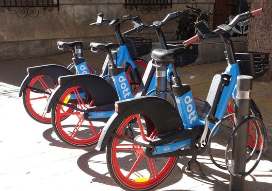 Tres de las nuevas bicicletas eléctricas aparcadas en el centro de Murcia, este miércoles.