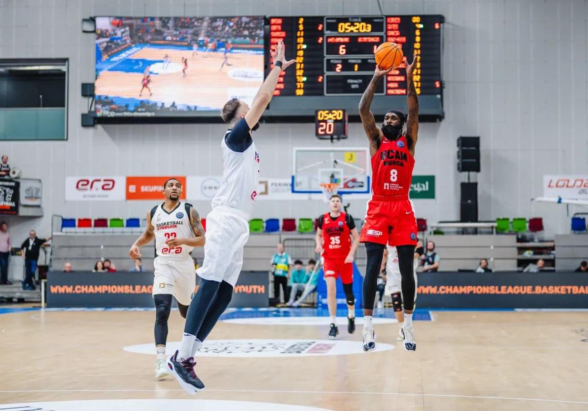 Howard Sant-Roos durante el partido de este martes ante el Nymburk.