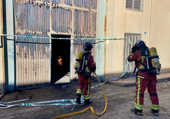 Los bomberos, este miércoles, trabajando en el incendio.