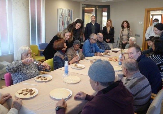 La consejera de Política Social, Familias e Igualdad, Conchita Ruiz, durante su visita a la residencia Montecantalar.