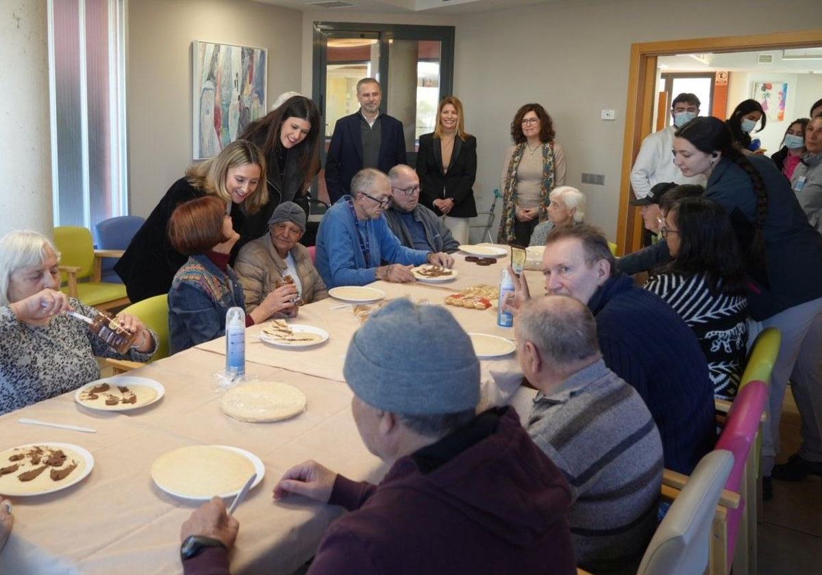 La consejera de Política Social, Familias e Igualdad, Conchita Ruiz, durante su visita a la residencia Montecantalar.