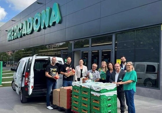 Mercadona entrega una donación a una entidad social de la Región de Murcia, en 2024.