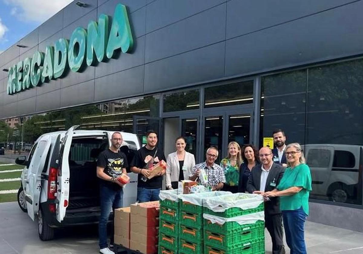 Mercadona entrega una donación a una entidad social de la Región de Murcia, en 2024.