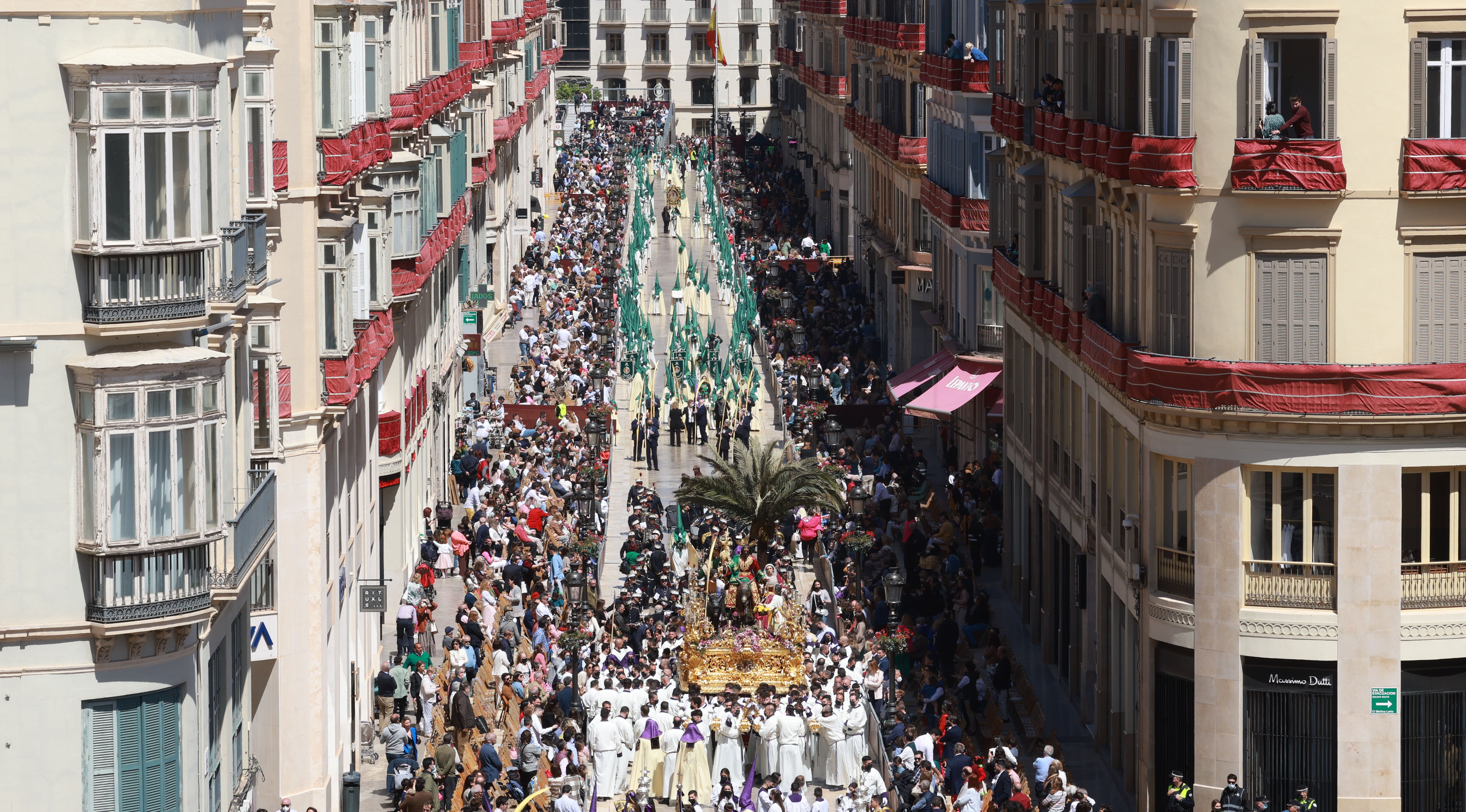 El cortejo de la Pollinica desfile por la calle Larios de la ciudad de Málaga