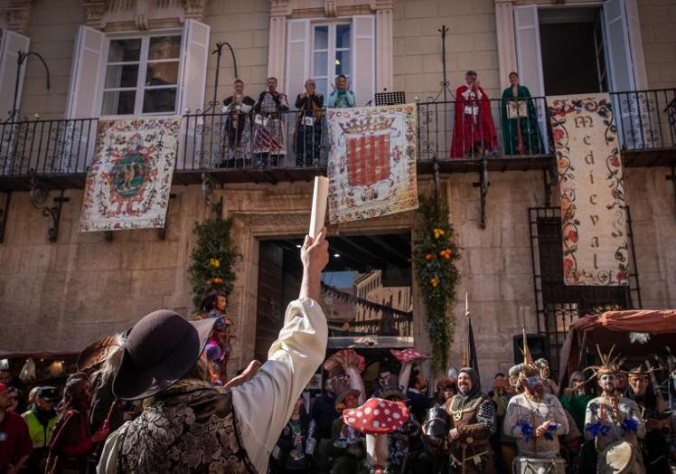 La Armegola, el alcalde y los cargos festeros saludan a la multitud congregada desde el balcón consistorial