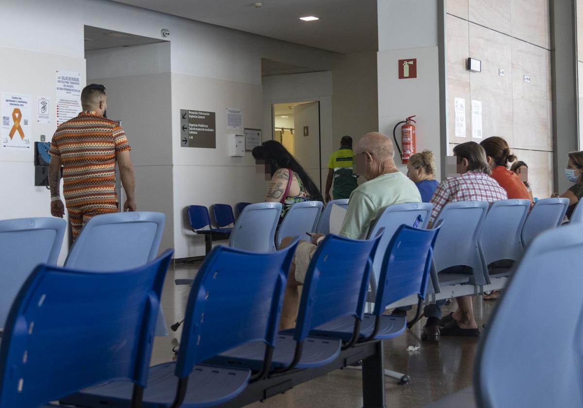 Imagen de archivo de la sala de espera de urgencias del hospital Santa Lucía.