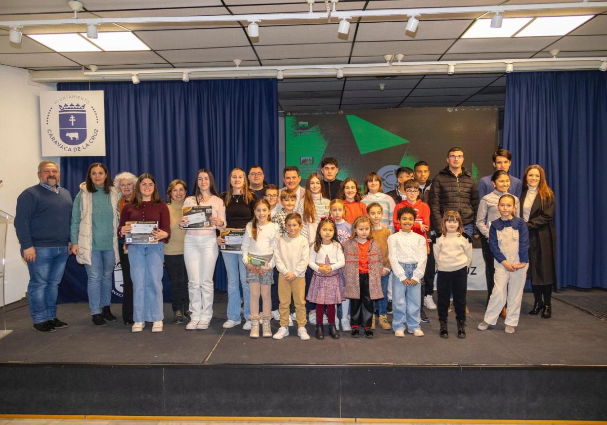 Los alumnos ganadores portan sus premios en la casa de la cultura.